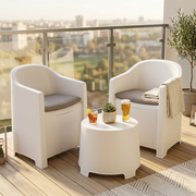 תמונת אווירה של שני כיסאות נוחים עם שולחן תואם במרפסת מבית מקס סטוק